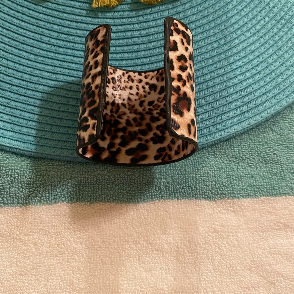 Leopard print bracelet. Very stylish and fits comfortably when wearing it.